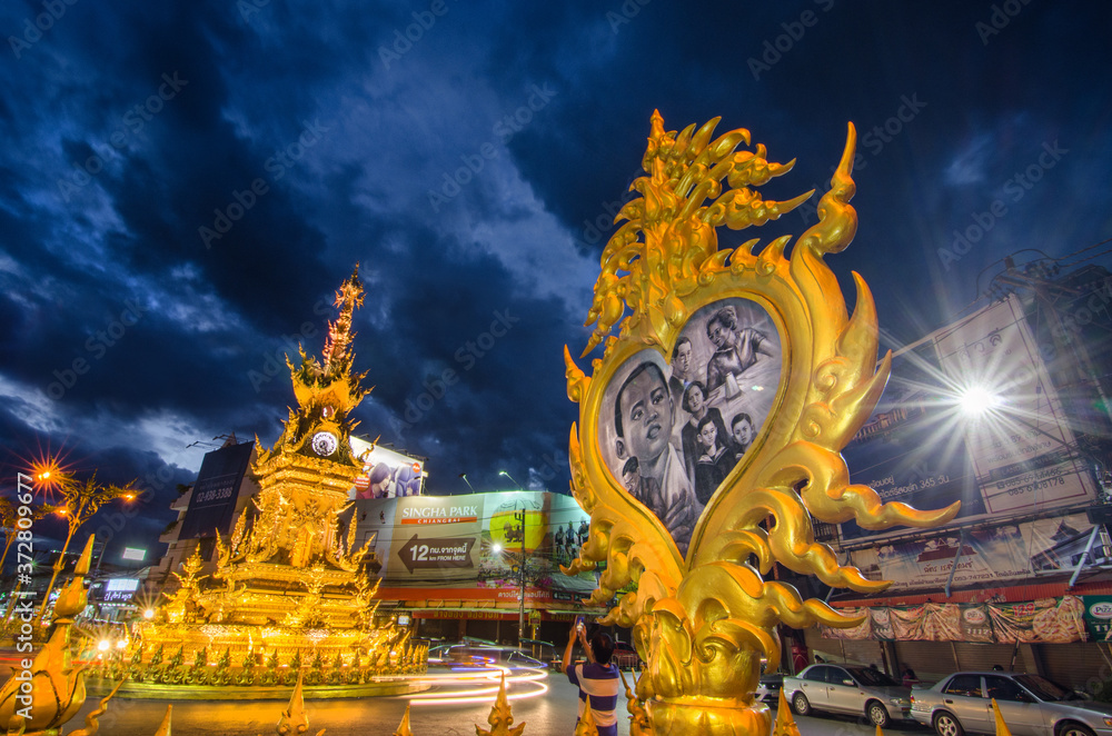 Obraz premium chiangrai clock tower at night