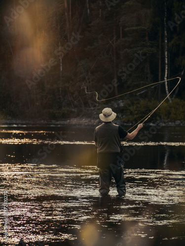 Fotografía man fishing in the river