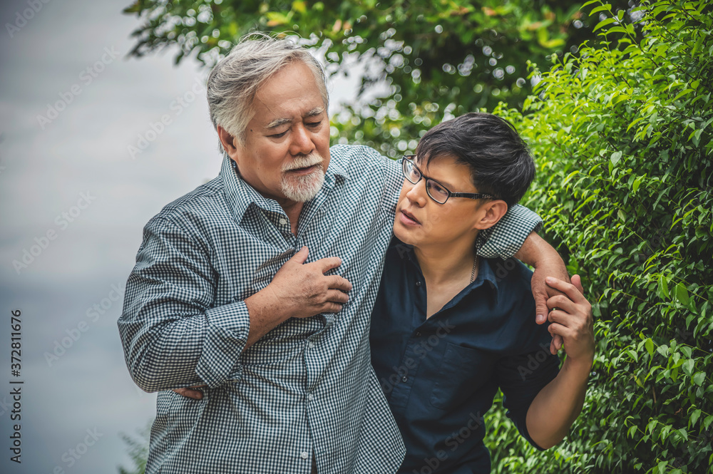 The son helped support his father who felt heart pain The son helped support his father who felt heart pain