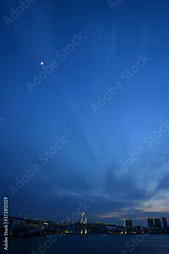 レインボーブリッジの夕景と月
