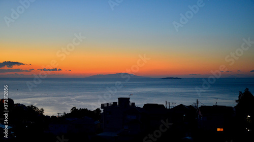 Wallpaper Mural 大島と朝焼け、湯河原の海 Torontodigital.ca