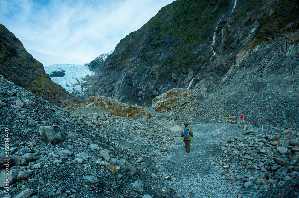 ニュージーランド、南島、ウェストランド国立公園のフランツ・ジョセフ氷河を旅行するアクティブシニア男性