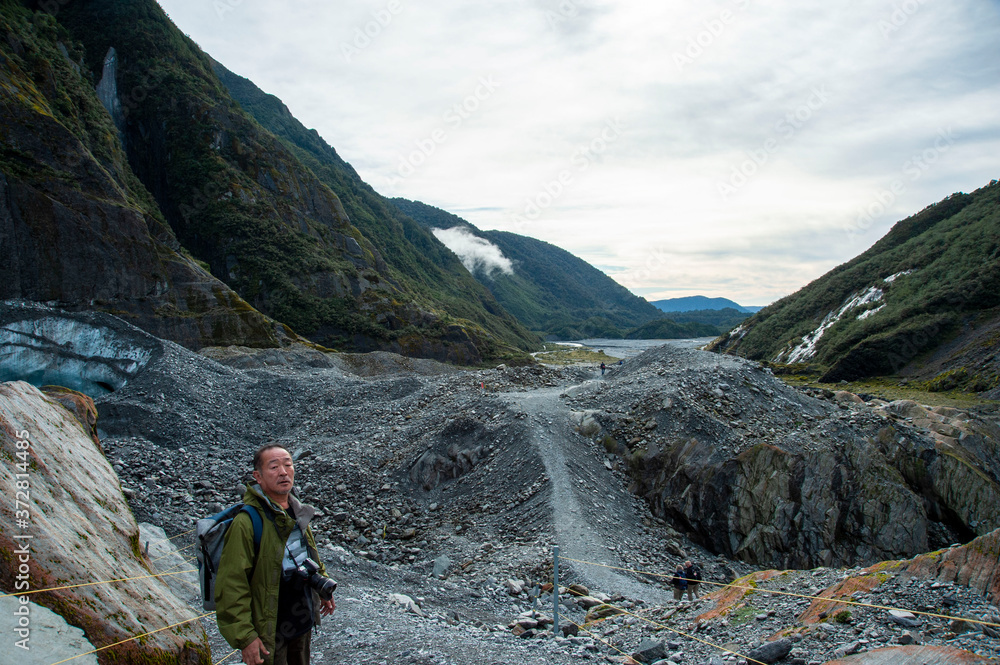 ニュージーランド、南島、ウェストランド国立公園のフランツ・ジョセフ氷河を旅行するアクティブシニア男性