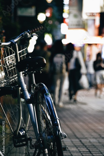 通りに置かれた自転車 © YOSHIMITSU KUROOKA