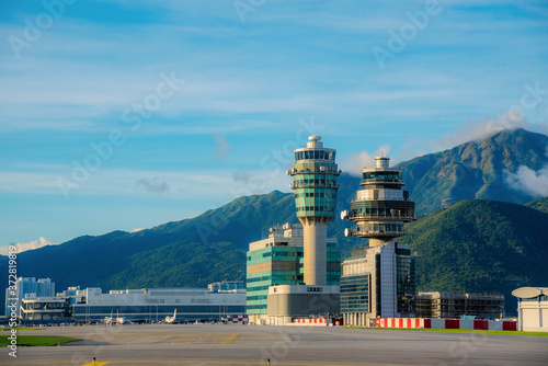 Foto Hong Kong airport control tower and fire station