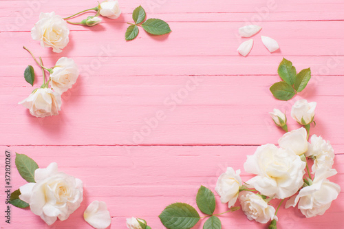 Fototapeta Naklejka Na Ścianę i Meble -  white roses on pink wooden background