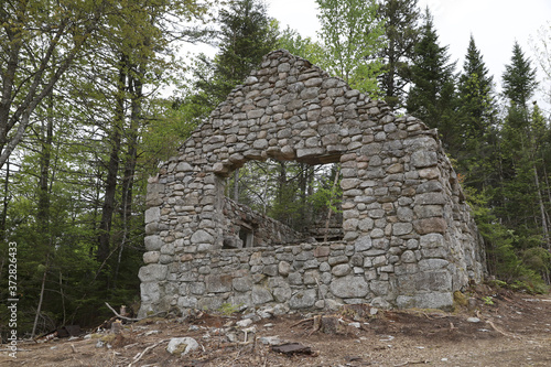 Tableau sur toile Old stone house, ruins of an abandoned lodge