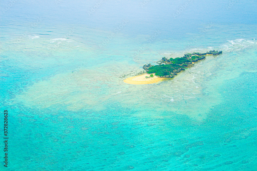 海に浮かぶ南の島 Stock Photo Adobe Stock