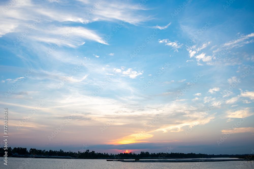 Obraz premium sunset over the lake