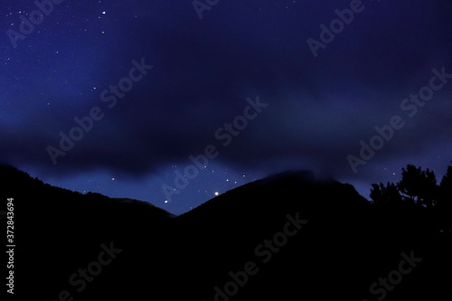 Paisaje nocturno desde Izaba Isaba durante la noche de las perseidas 