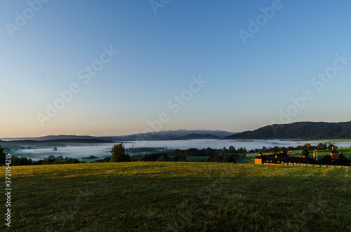 Fototapeta Naklejka Na Ścianę i Meble -  mgła o poranku Bieszczady