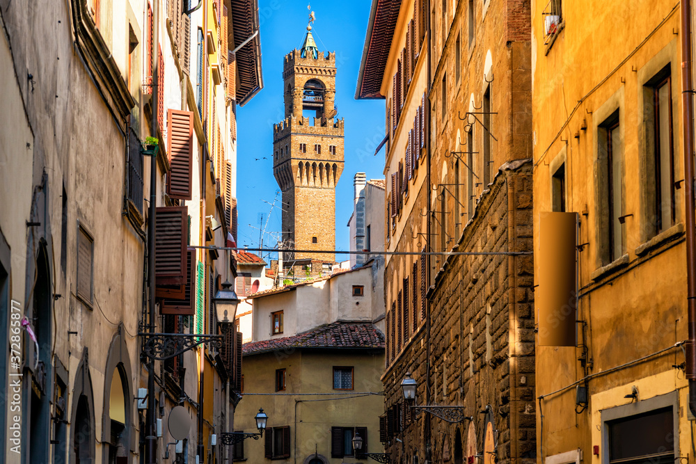 Rathausturm in Florenz aus einer Altstadtgasse heraus gesehen