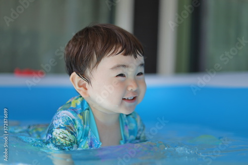 Wallpaper Mural プルーで遊ぶ幼児 Torontodigital.ca