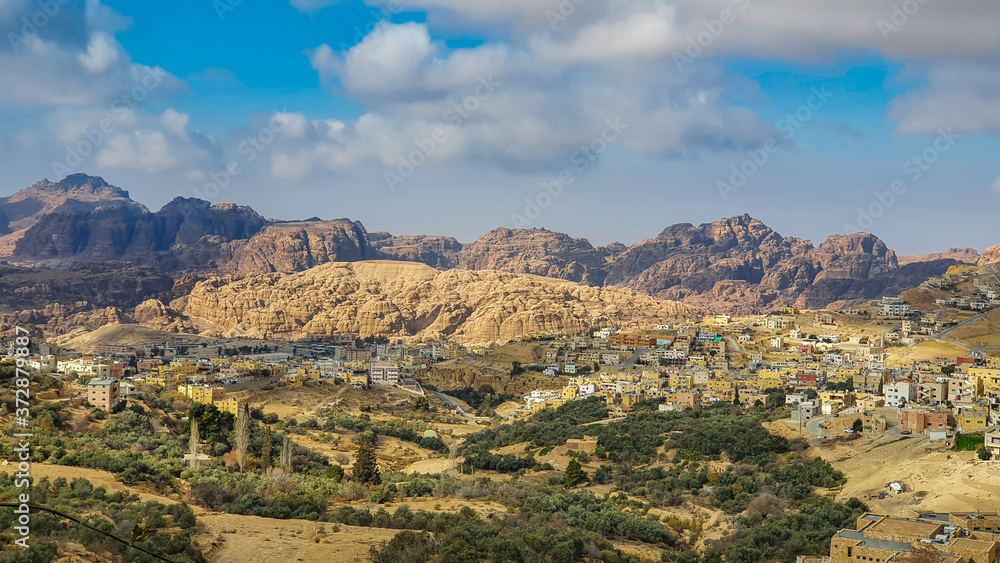 Blick über das Arabah Tal mit der weltberühmten Felsenstadt Petra im Königreich Jordanien