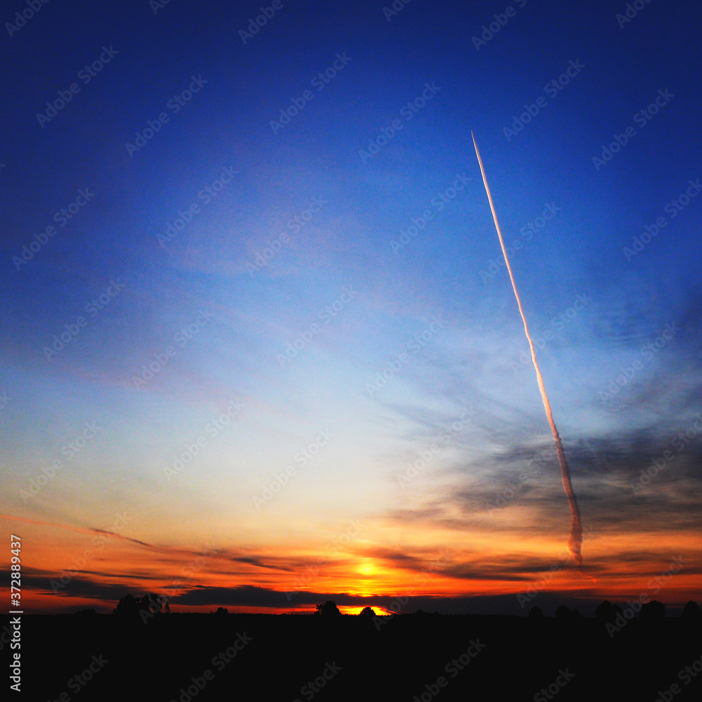 Startujący samolot podczas wschodu słońca - obrazy, fototapety, plakaty 