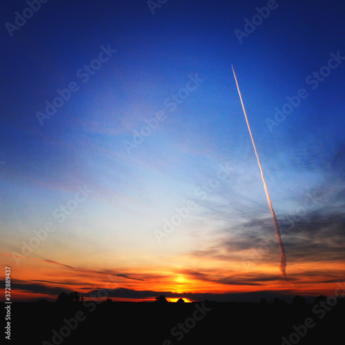 Startujący samolot podczas wschodu słońca
