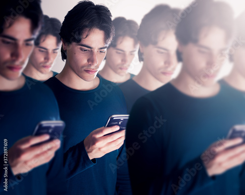 Canvastavla Group of clones looking at their smartphones