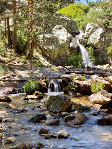 Cascada con un peque  o lago en verano en la sierra