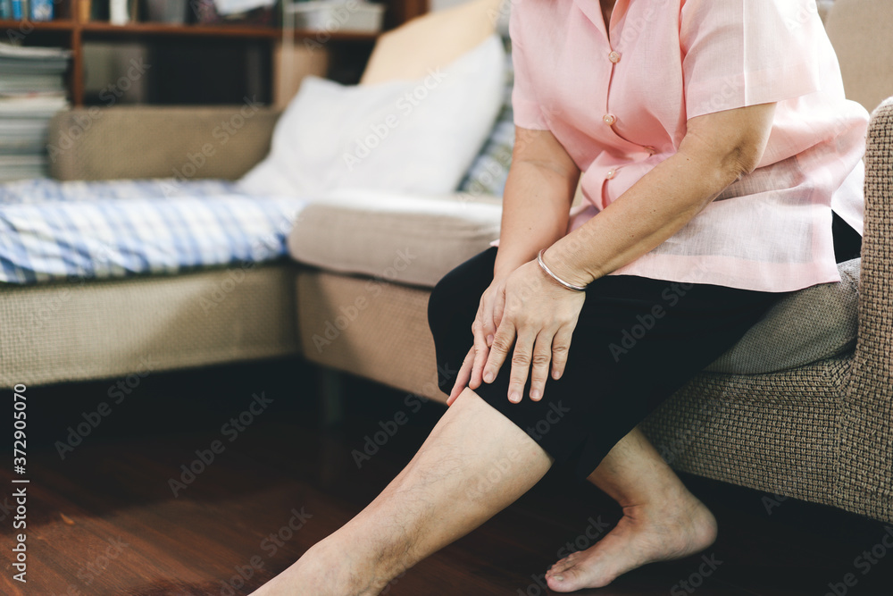 Fototapeta premium Asian eldetly woman has knee osteoarthritis pain.