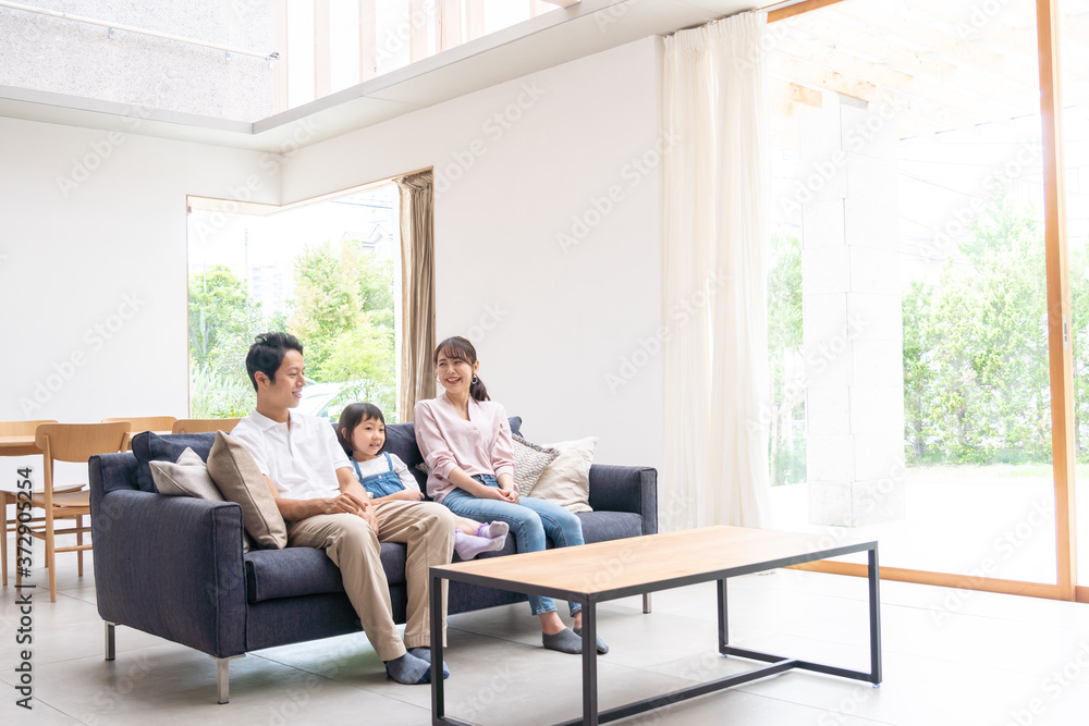 リビングで話す家族・ファミリー リビングで話す家族・ファミリー
