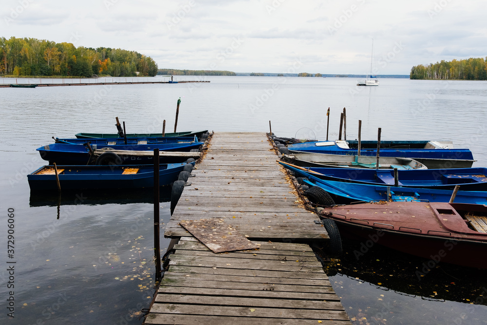 Obraz premium Moored boats in the autumn lake