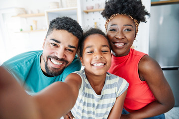 family selfie photo mother father daughter mobile phone camera child daughter girl