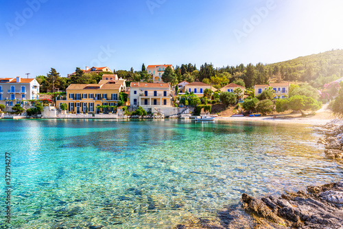 Blick auf das idyllische Dorf Fiskardo auf der ionischen Insel Kefalonia, Griechenland, mit klarem, türkisem Meer