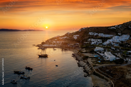 Sommer Sonnenuntergang über der Bucht von Agios Ioannis, Mykonos, Kykladen, Griechenland © moofushi