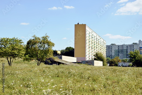 plac oraz w oddali pomnik na cmentarzu żydowskin photo