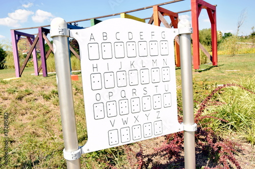 Plansza z alfabetem Braille na placu zabaw
