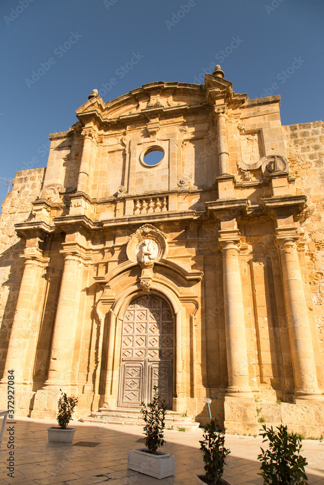 facciata di antica chiesa nel centro della città di Mazara del Vallo