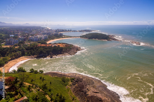Vista aérea das praias do Padre, Bacutia e Peracanga em um dia ensolarado. Guarapari, Espírito Santo, Brasil.