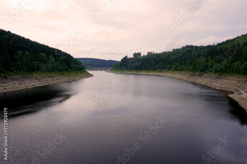 Blick von der Staumauer der Okertalsperre in die schöne Natur im Harz in Deutschland