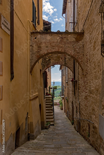Fototapeta Naklejka Na Ścianę i Meble -  Altstadt von Montepulciano in der Toskana in Italien 