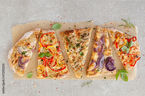 Hausgemachter Flammkuchen mit bunter Paprika photo