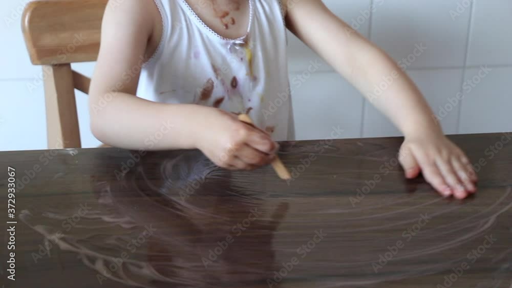 Niña jugando con helado derretido