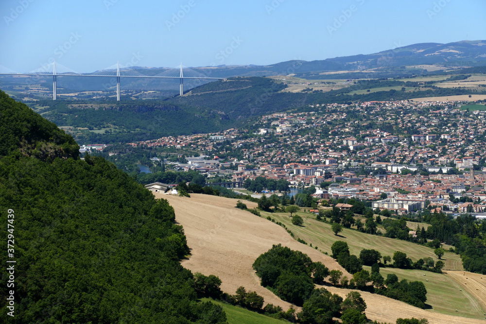 Obraz premium Vue aérienne de la ville de Millau avec le viaduc en arrière-plan