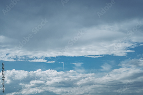 Ciel bleu avec des nuages blancs moelleux - Arrière plan naturel © PicsArt
