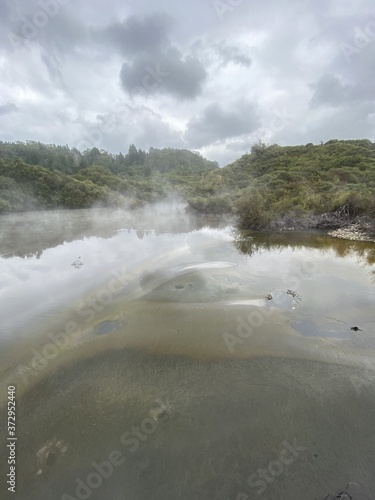 Lac d'eau chaude à Whakarewarewa, Nouvelle Zélande photo