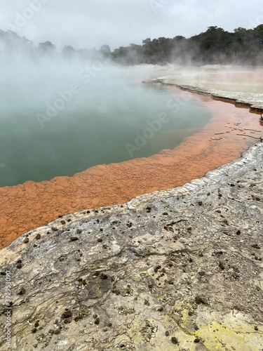 Source chaude, "piscine de Champagne" à Waiotapu, Nouvelle Zélande