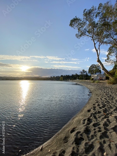 Coucher de soleil sur une plage du lac Taupo  Nouvelle Z  lande
