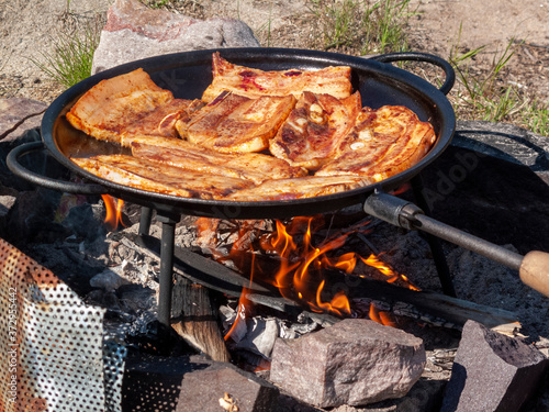 Grillgut auf offener Eisenpfanne