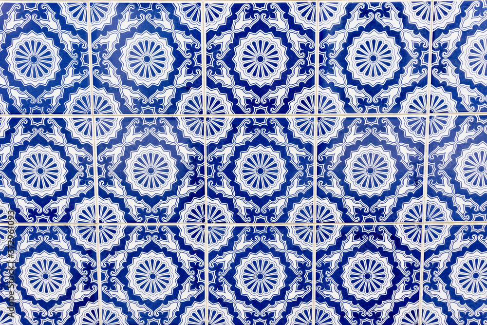 Tiles with drawings with geometric motives