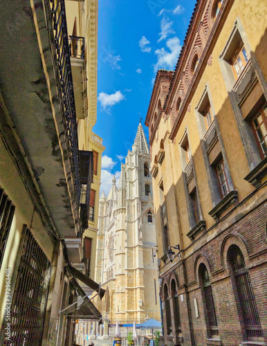 Calle Mariano Dominguez Berrueda y catedral gotica de Leon