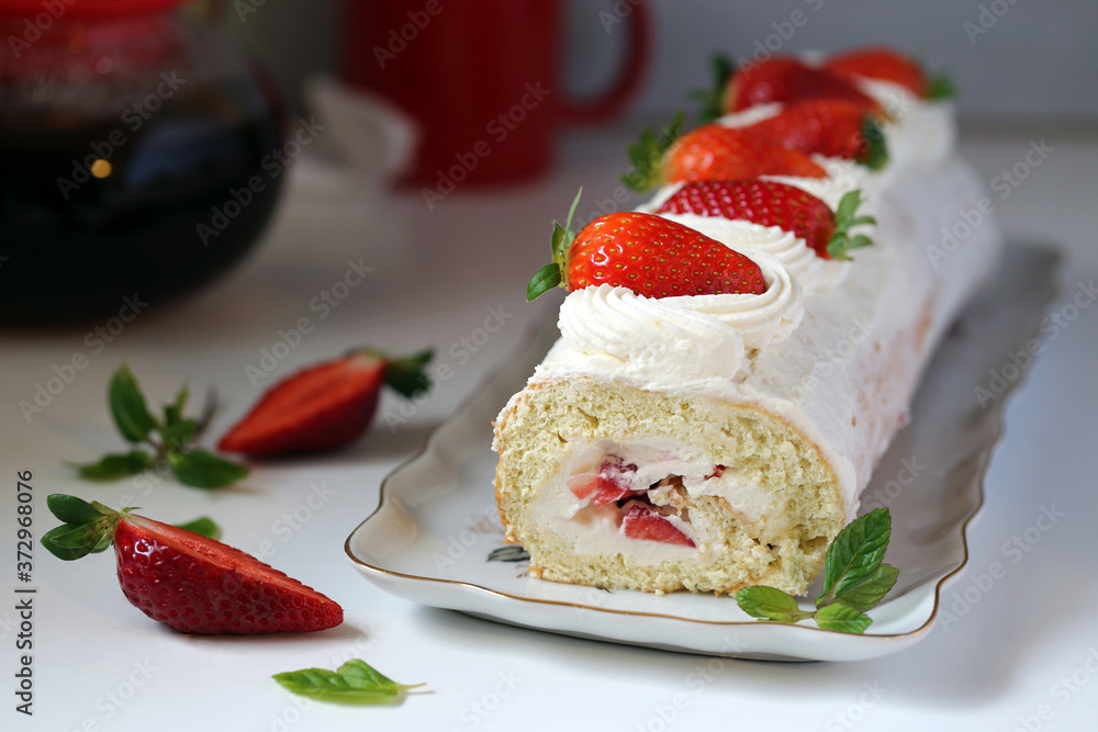 Biscuit roll with cream and strawberry