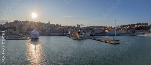 Vistas panorámicas del puerto de Ancona en Italia, verano de 2019