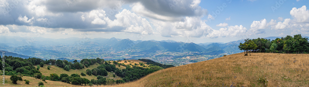 Obraz premium Paisaje panorámico de campo del Pian dell'Elmo en Italia, verano de 2019