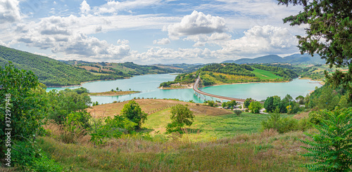 фотографія Preciosas vistas al Lago Castreccioni-Cingoli, en la provincia de Macerata, Ital