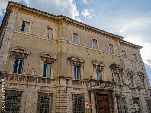 Paisaje urbano con una fachada llena de ventanas y balcones en Spoleto en Italia, verano de 2019