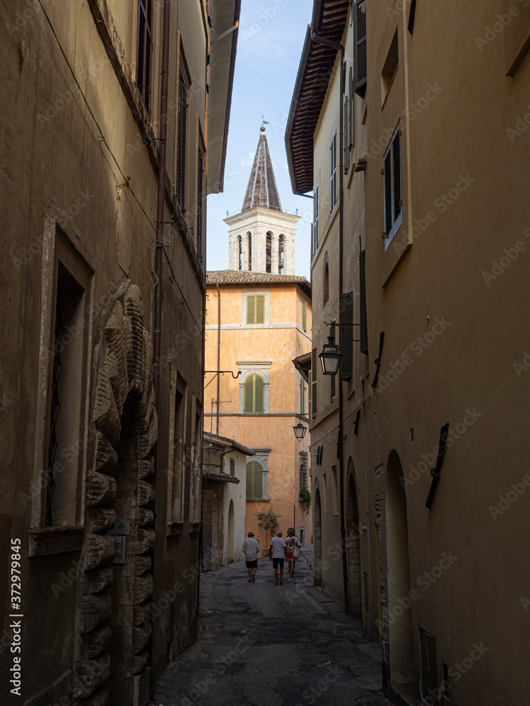 Paisaje urbano con fachadas de edificios y ventanas, con vistas de la torre, en Spoleto, Italia, verano de 2019.
